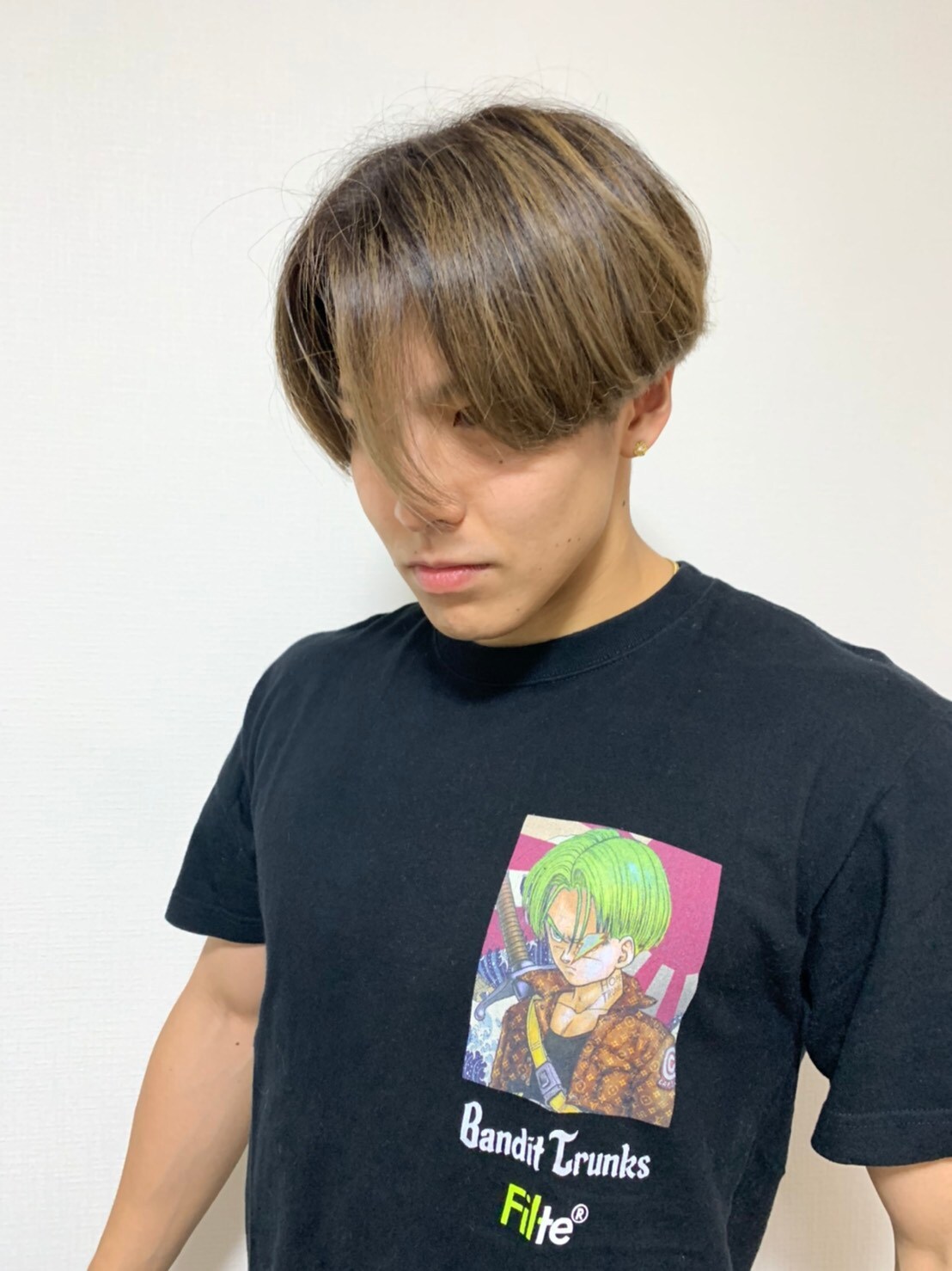 劇団EXILEの小澤さんがくれたTシャツと僕。キャラクターと髪型がまったく同じだから！ってくれました。（写真提供：RIKU）