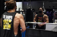 筋トレとキックボクシングを終えたあとの筋肉チェックの様子。（写真提供：RIKU）