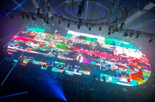 RADWIMPS「15th Anniversary Special Concert」の様子。（Photo by Takeshi Yao）