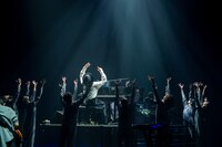 RADWIMPS「15th Anniversary Special Concert」の様子。（Photo by Takeshi Yao）