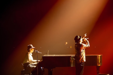 永積崇（ハナレグミ）と野田洋次郎（Vo, G, Piano）。（Photo by Takeshi Yao）