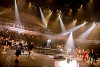 RADWIMPS「15th Anniversary Special Concert」の様子。（Photo by Takeshi Yao）