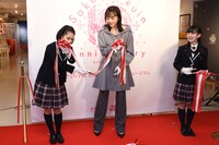 テープをカットする野中ここな（左）。