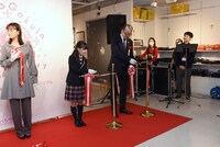 「さくら学院10th ANNIVERSARY MUSEUM produced by TOWER RECORDS」でのテープカットの様子。