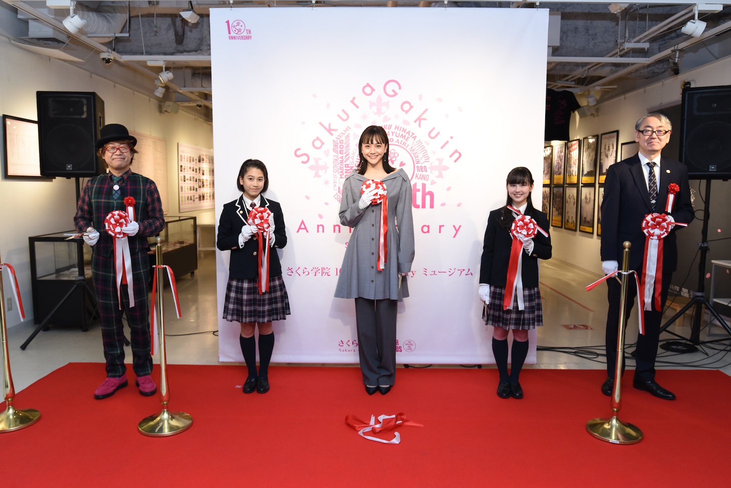 左から倉本美津留、野中ここな、松井愛莉、白鳥沙南、嶺脇育夫氏。