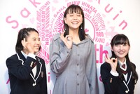 「ベリシュビッッ」のポーズで写真撮影に応じる野中ここな、松井愛莉、白鳥沙南。