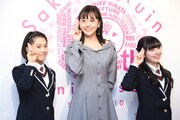 ポーズをスタッフ陣に確認する松井愛莉（中央）。