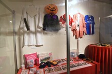 さくら学院の記念グッズや衣装。