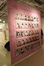 さくら学院歴代メンバーの壁掛け写真。