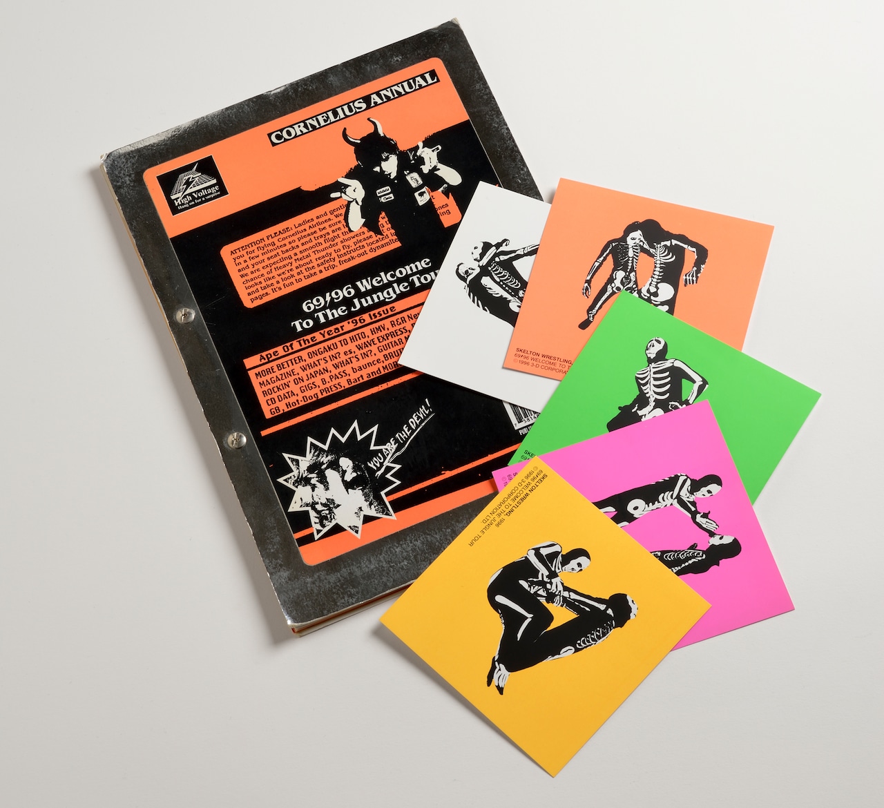 川勝が編集を手がけたCorneliusのツアーパンフレット「Cornelius Annual Ape Of The Year '96 Issue」。「スケルトン・レスリング」と題したポストカードを同梱。