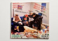 「今夜はブギー・バック」ジャケットの裏面。並べると1枚の絵になるのも川勝のアイデア。なお小沢が着ている着ぐるみは、「映画『ホテル・ニューハンプシャー』でナスターシャ・キンスキーが着ているようなリアルな熊の着ぐるみが着たい」という本人の要望のもと、川勝がスタイリストの高由貴子に用意してもらったもの。