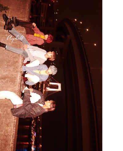 「OWV 1st写真集 Asphalt」通常版表紙