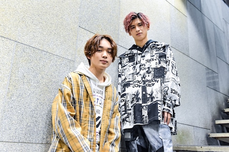 ドラマ「恋する母たち」のオフショット。左から宮世琉弥、さなり。