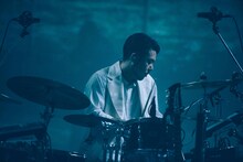 江島啓一（Dr）（撮影：横山マサト）