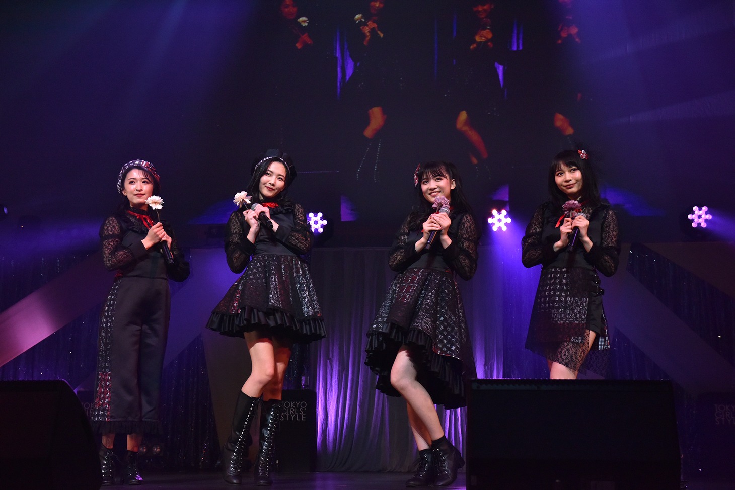 新曲「Hello, Goodbye」を披露する東京女子流。
