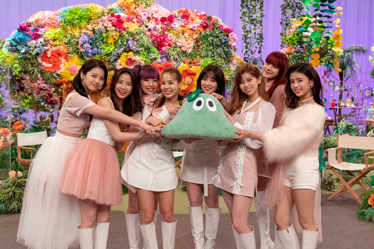 人気画像9位は「Perfumeあ～ちゃん、NiziU『沼ハマ』特集回でメンバーと対面」より、NiziU（写真提供：NHK）。