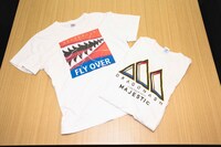 2018年1月に行われた全国ツアー「Dragonash Live Tour 2017 MAJESTIC」神奈川・横浜アリーナ公演で購入したTシャツ（右）と、2019年11月に行われた全国ツアー「DRAGONASH TOUR 2019 "THE SEVENS"」神奈川・CLUB CITTA'公演で購入したTシャツ（左）。