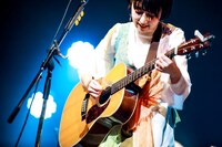 あんにゅ（Vo, G）（撮影：新倉映見）