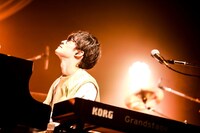 小幡康裕（Key, G, B, Dr, Programming）（撮影：新倉映見）