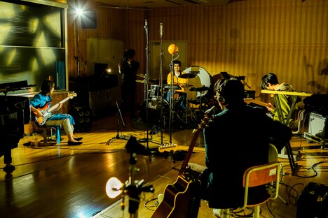 「学校ライブ2020」より、音楽室で演奏するMONO NO AWARE。（撮影：西村理佐）