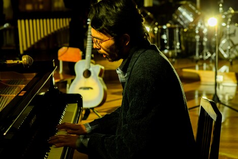 ピアノを演奏する玉置周啓（Vo, G）。（撮影：西村理佐）