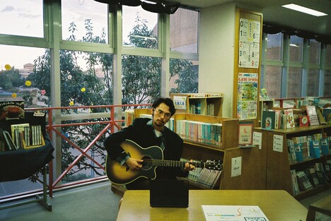 図書室で佇む玉置周啓（Vo, G）。（撮影：西村理佐）