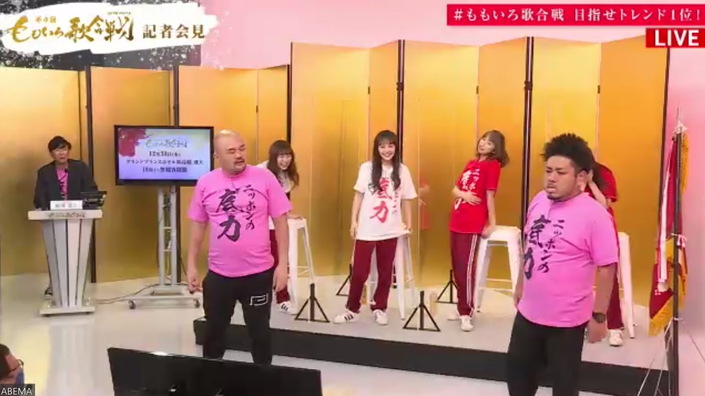 ももいろクローバーZによる会見の様子。