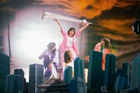 東京スカイツリーを持ち上げるササキアヤカゴリラ。（撮影：上飯坂一）