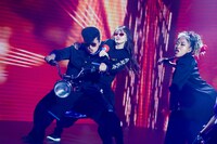 早乙女光（氣志團）のバイクに乗る百田夏菜子。（撮影：上飯坂一）