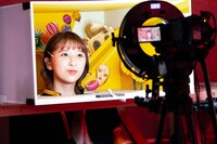 箱の中で歌う玉井詩織。（撮影：上飯坂一）