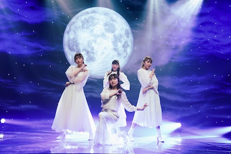 ももいろクローバーZ「PLAY!」の様子。（提供：EVIL LINE RECORDS）