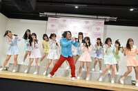 「ラッセン」を披露する=LOVEと永野（中央）。