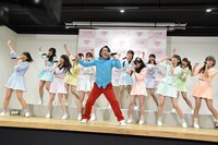 「ラッセン」を披露する=LOVEと永野（中央）。