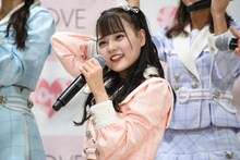 「ラッセン」のポーズを決める齊藤なぎさ。