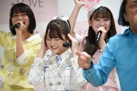 永野（手前）の「ラッセン」披露中、必死に胸キュンセリフを考える高松瞳（中央）。