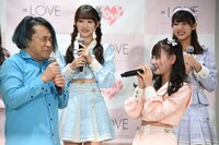 齊藤なぎさ（右から2番目）のセリフに悶える永野（左）。