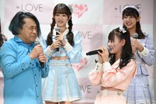 齊藤なぎさ（右から2番目）のセリフに悶える永野（左）。