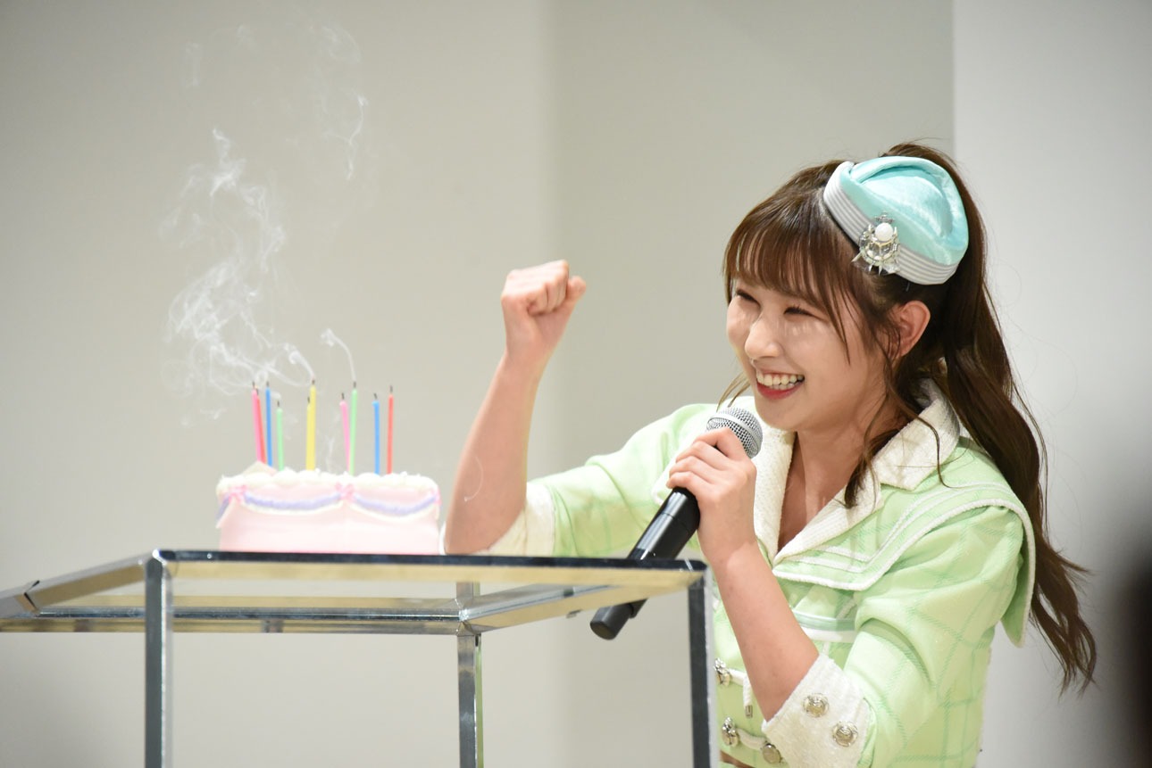 ロウソクの火を吹き消した山本杏奈。