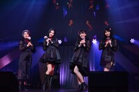 新曲「Hello, Goodbye」を披露する東京女子流。