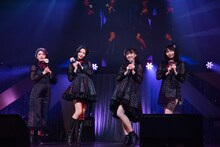 新曲「Hello, Goodbye」を披露する東京女子流。