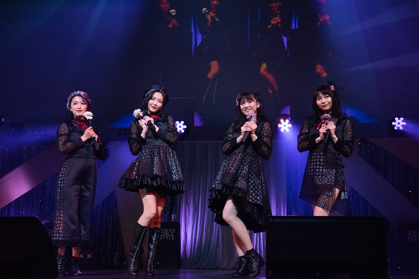 新曲「Hello, Goodbye」を披露する東京女子流。