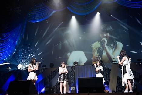 アカペラで「キミ二ヲクル」を歌う東京女子流。