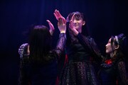 新曲「Hello, Goodbye」を披露する東京女子流。