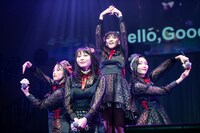 新曲「Hello, Goodbye」を披露する東京女子流。
