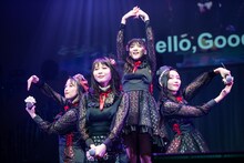新曲「Hello, Goodbye」を披露する東京女子流。