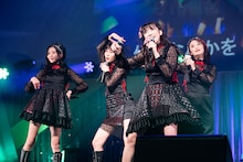 新曲「Hello, Goodbye」を披露する東京女子流。