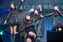 新曲「Hello, Goodbye」を披露する東京女子流。