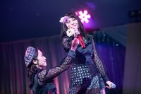 新曲「Hello, Goodbye」を披露する東京女子流。