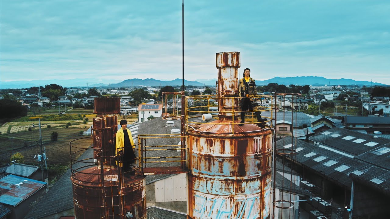 KREVAと三浦大知が煙突の上で歌うMV公開、“心の距離は決して遠ざけない”という思い表現