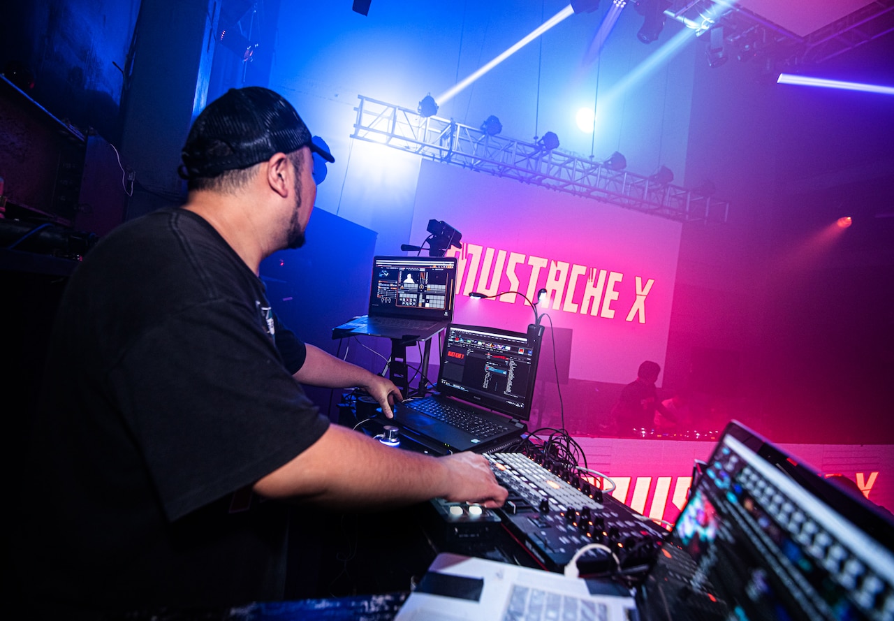 2020年11月21日に東京・渋谷WOMBで開催された「WOMB presents TAKKYU ISHINO」でのVJの様子。（Photo by JUNPEI KAWAHATA）